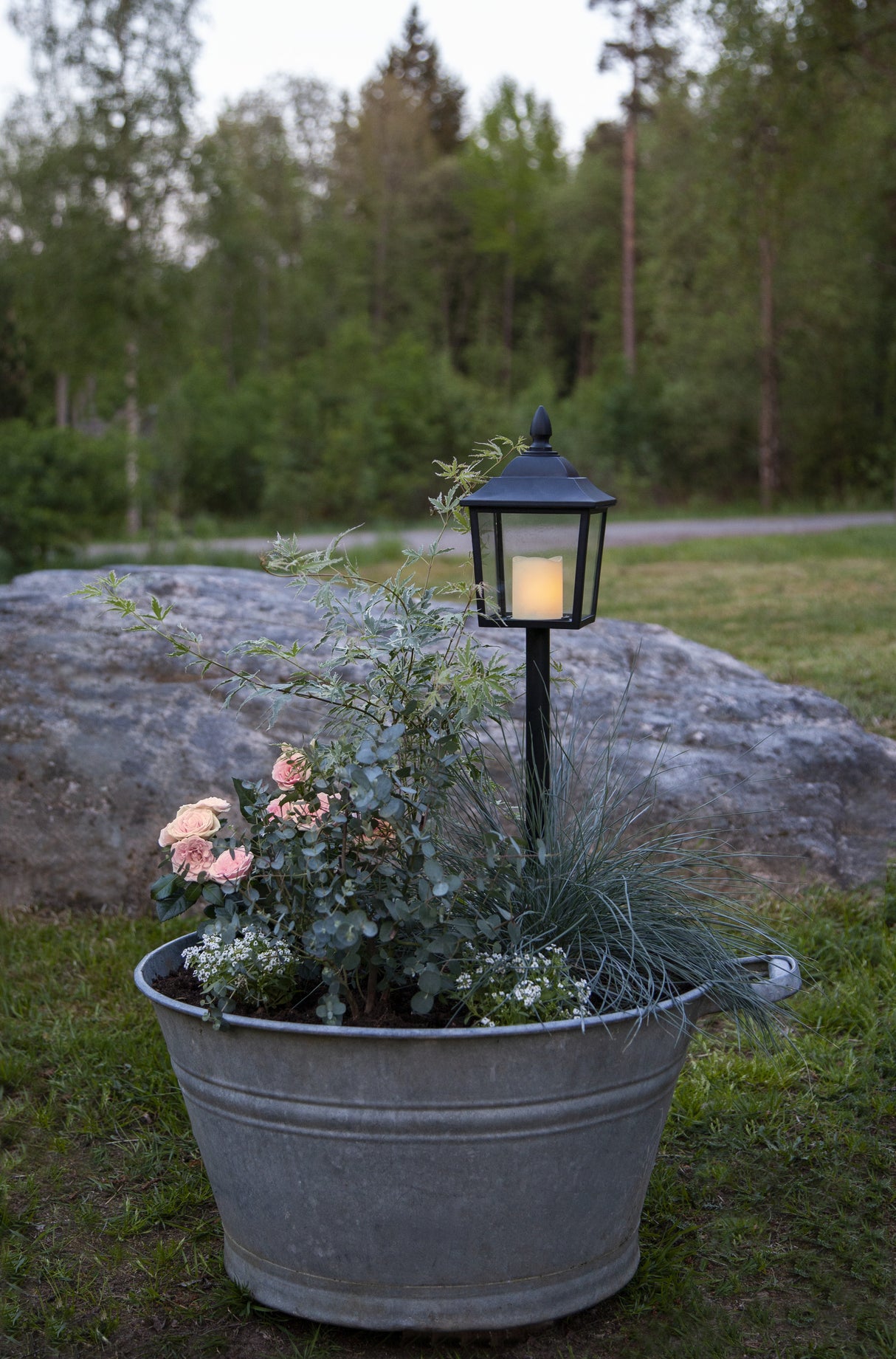 Gravlykta på pinne 'Flame Lantern' - LED H52cm