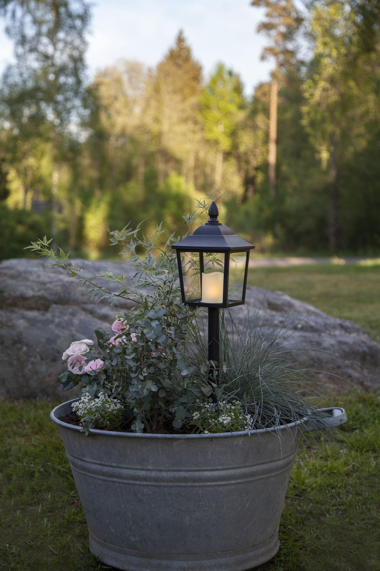 Gravlykta på pinne 'Flame Lantern' - LED H52cm