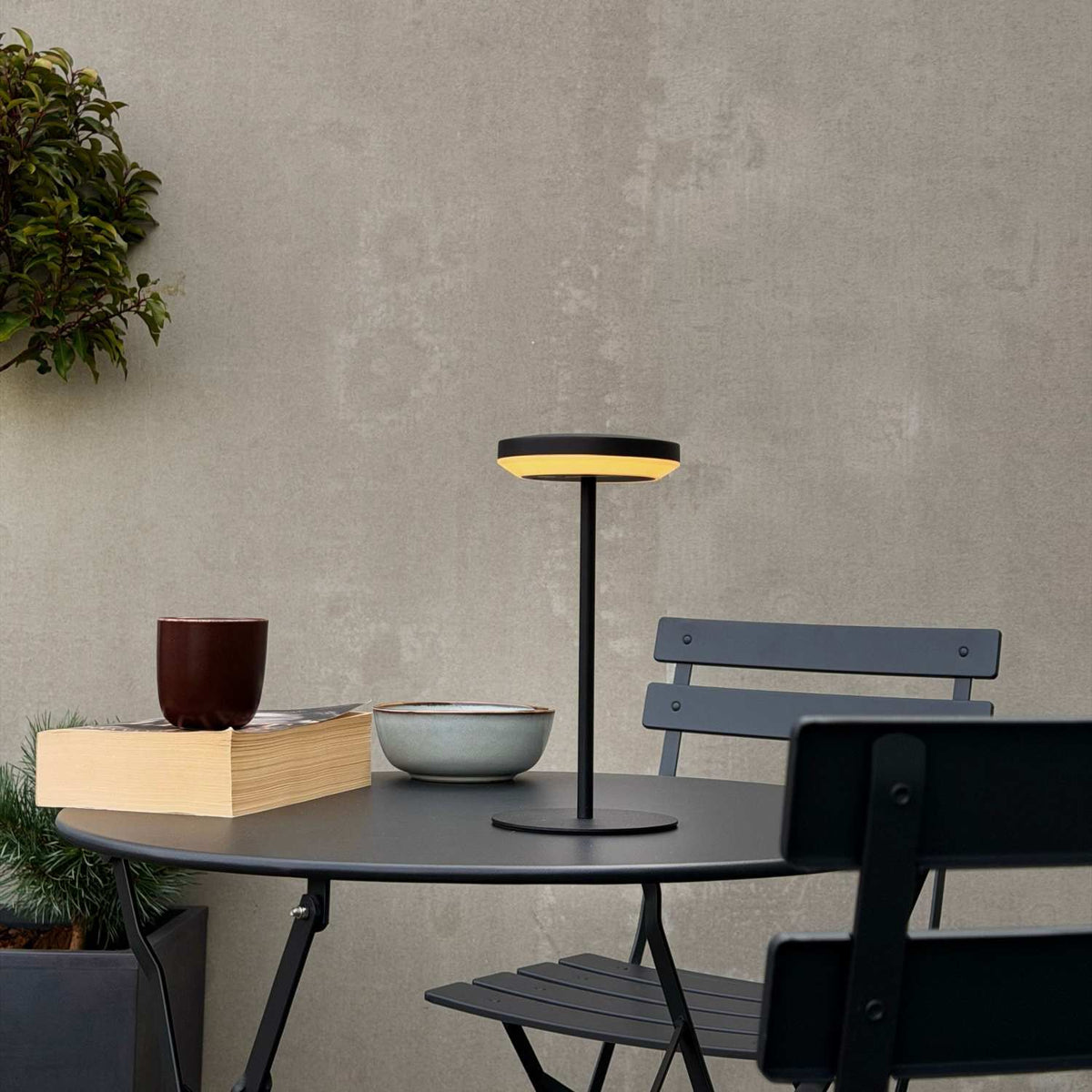 Otera solcellsdriven bordslampa 25 cm på bord