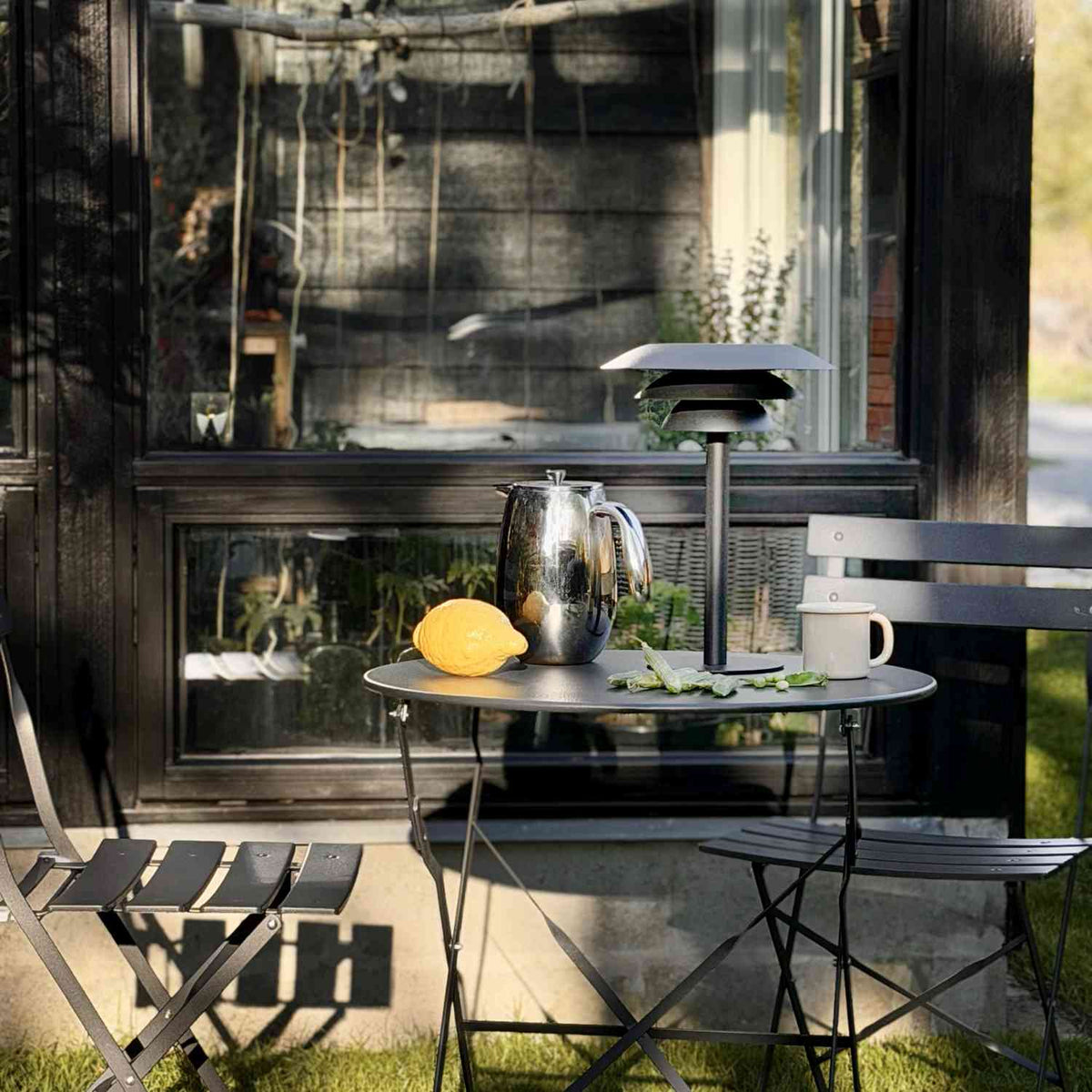 DL25 solcellsdriven bordslampa miljöbild 2