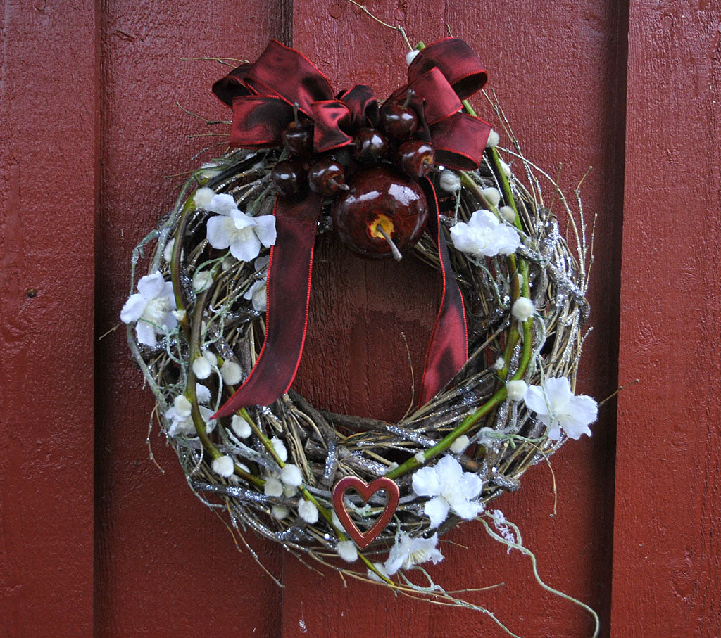 Hemmagjord dörrkrans av städsegrönt på halmstomme – kransmakeri DIY med böjliga grenar, bär och naturmaterial för personlig stil.