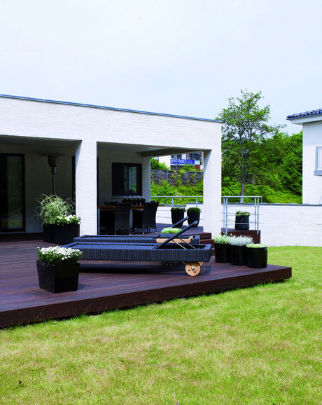 Trädgårdsdesign med funktion, form och stil: minimalistisk och romantisk trädgård med klippta häckar, städsegröna växter, gräs, slingrande gångar, rosor och perenner för rekreation och ätbar odling.