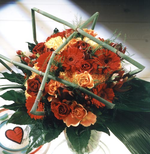 Alla Hjärtans Dag-bukett med röda rosor och tulpaner samt hjärtformad anthurium, blomsterspråk som uttrycker kärlek, romantik och omtanke på Valentins dag