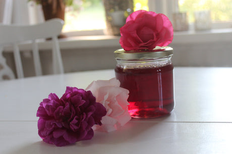 Rosgelé i glasburk gjord på doftande rosor – enkelt recept av Anna Theorin, perfekt till ostbricka, omgiven av höstinspiration för uteplatsen med höstkrukor av ljung, alunrot och prydnadskål.