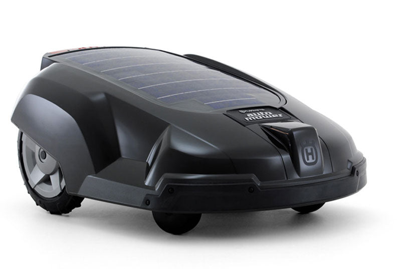 Husqvarna Automower solhybrid med solceller – robotgräsklippare i svenska trädgårdar som i SLU-studie minskar mördarsniglar (Arion vulgaris) via kontinuerlig klippning och begränsningsslinga.