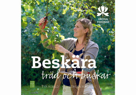 Beskära träd och buskar – Eva Robilds guide till rätt beskärning av fruktträd, bärbuskar, rosor, klätterväxter, häckar och prydnadsträd med sekatör, beskärningssåg och häcksax; foto Görgen Persson.