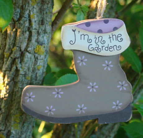 Trädgård för nybörjare: person beskär trädgren med såg i trädgården – handfast kunskap om hur, när och varför, anpassat efter säsong och svenskt klimat