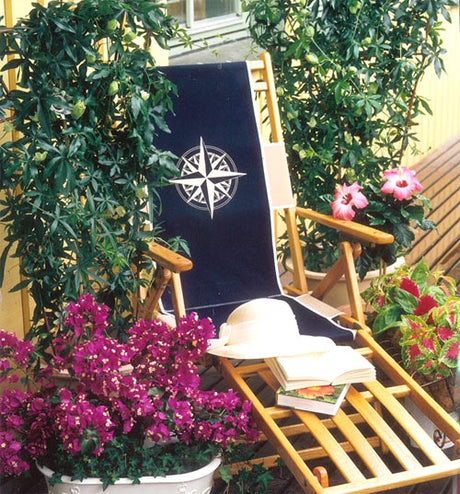 Balkong med solstol omgiven av tropiska klängväxter – bougainvillea, passionsblomma och hibiskus – samt palettblad, plymört och tuppkam för färgstark blomning, insynsskydd och Medelhavskänsla i solig sommarplats