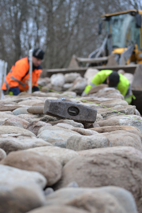 Kallmurad stengärdsgård vid Astrid Lindgrens Näs i Vimmerby, Småland – ny stenmur som ramar in trädgården och hyllar platsens kulturarv och Samuel Augusts arbete.