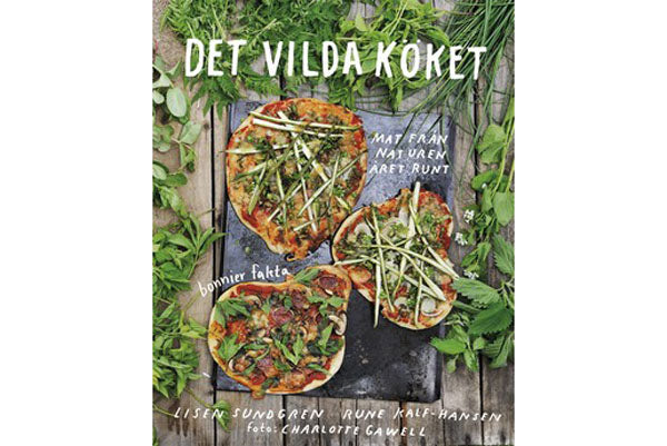Bokomslag till kokboken Det vilda köket: Mat från naturen året runt av Rune Kalf-Hansen och Lisen Sundgren – vilda råvaror, Naturens skafferi, ny nordisk mat, säsongens skörd: nässlor, ramslök, björksav, löktrav, kirskål och maskros.