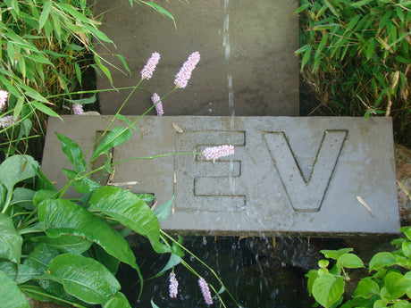 Trädgårdsskötsel i sommar: ansa och klipp perenner med sekatör för andra blomning, jordförbättra rabatter med kompost och barkmull, och vattna på morgonen för friska nyplanterade växter och en frodig trädgårdssommar.