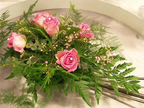 Enkel brudbukett med rosor – klassiska bröllopsblommor med stark symbolik och tradition, en modern bröllopsbukett och bröllopsdekoration.