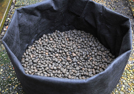 MicroGarden mikrofiberkruka med lecakulor i botten för dränering – direktsådd i ekologisk jord med plantskyddsväv för urban odling