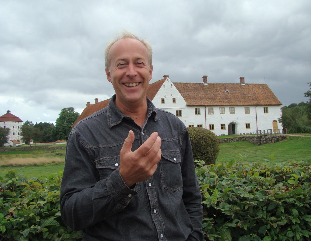 Georg Grundsten på Hovdala slott, Skåne, visar hur du sparar mogna tomatfrön på hushållspapper – märk sortnamn, torka och förvara svalt för ekologisk köksträdgård nästa säsong.