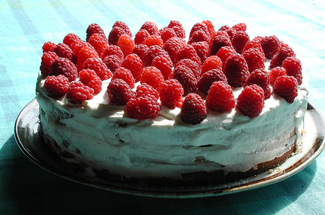 Röda hallon (Rubus idaeus, Rosaceae) på buske i trädgårdsodling – odla hallon i kalkfattig, mullrik jord pH 6.0; uppbindning och beskärning av tvåårsskotten; skörd från juli.