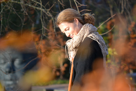 Lövkompost i november på Astrid Lindgrens Näs: rostgula höstlöv från bokhäck samlas för hållbar lövmull och trädgårdskompost – torvfri (peat-free) jordförbättring. Foto: Karin Eliasson.