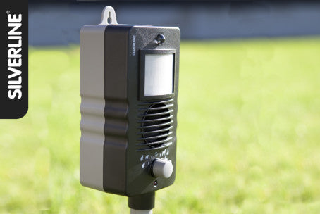 Silverline Katt- & Viltfritt ultraljudsskrämma för trädgård – A‑Frequency, rörelsesensor 15 m, täcker 300 m²; skrämmer bort katter, harar och rådjur; batteridriven, giftfri, LED-stroboskop