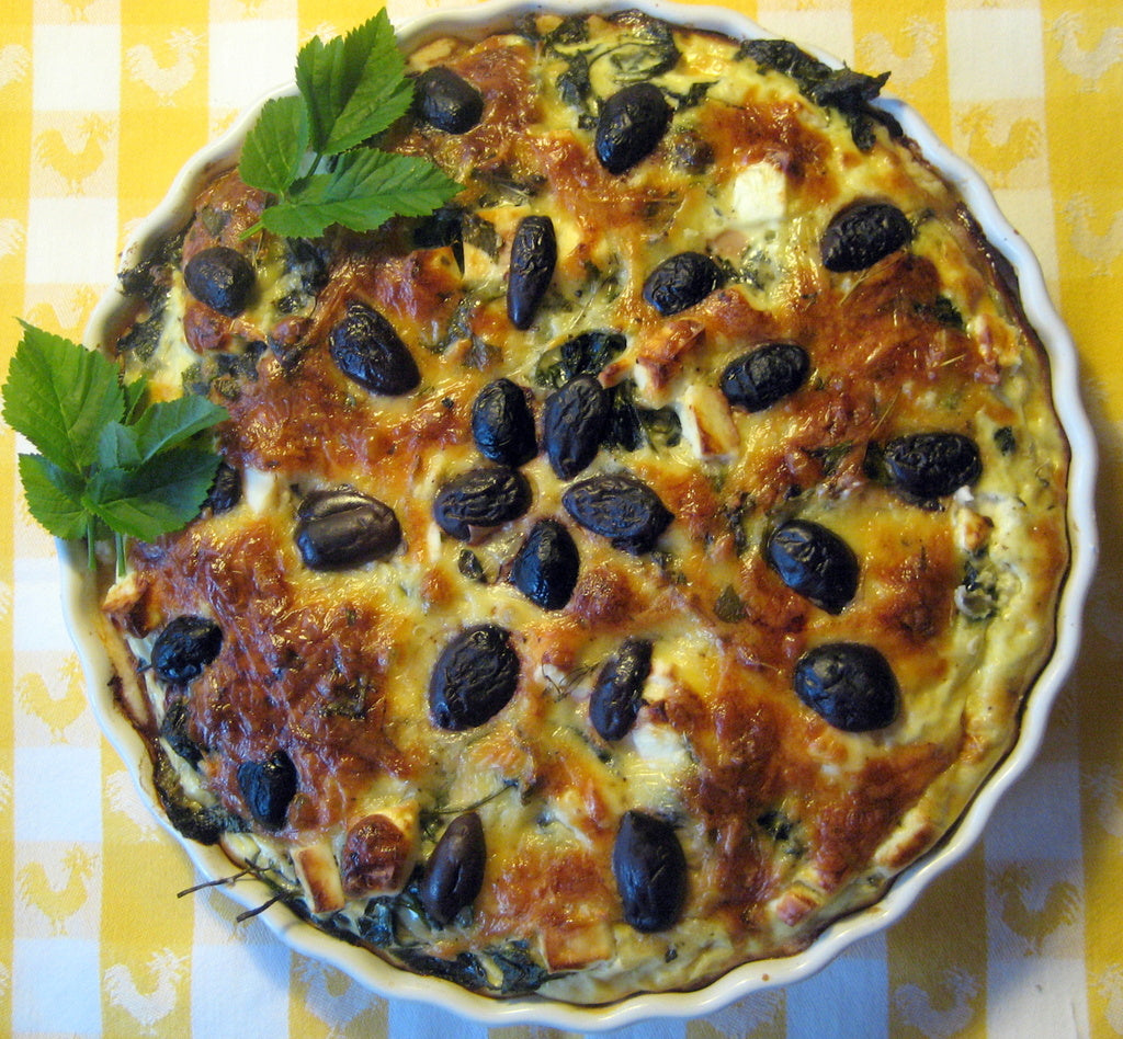 Kirskålspaj – svensk paj av ogräset kirskål med krämig äggstanning, fetaost, kalamataoliver, timjan och libsticka i smörig pajdeg.