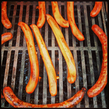 Grillad korv på utegrill en kall januaridag – vinterpicknick i trädgården, familjeliv och tålamod i väntan på våren, kreativitet och trivsel i nuet.