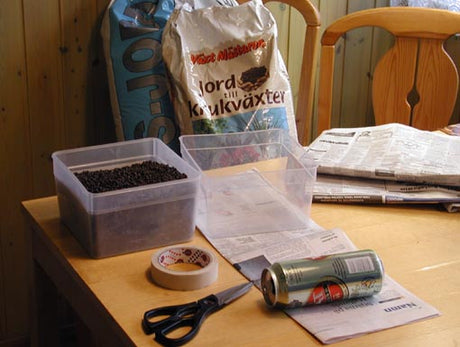 Material för att göra egna högsmala papperskrukor till luktärter (sweet peas): återvunnet tidningspapper, tom burk och tejp för sådd/odling.