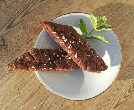 Monika Hulthe: chokladkaka med äppelmynta – självhushållning, sommarrecept och bakning med örter från trädgård och örtagård; salvia, timjan och kungsmynta i säsong.