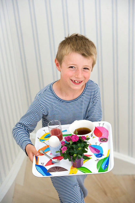 Mors dag-morgonbricka med miniplantor i hjärtform och blomhuvuden av rosor och nejlikor – svenska krukväxter som renar luften, höjer välbefinnandet och ger ett hållbart firande.