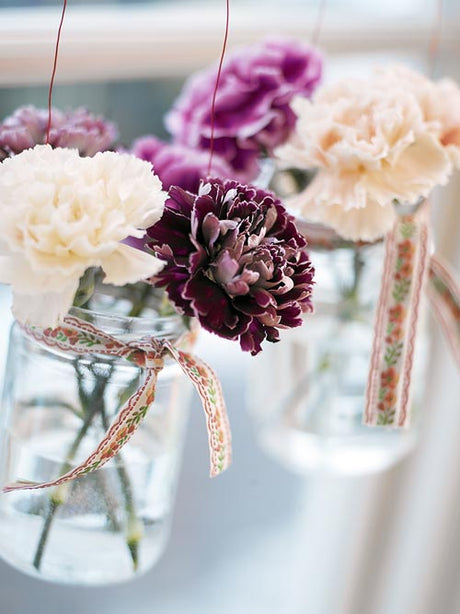 Nejlika (Dianthus) – färgstark, hållbar snittblomma med lång vaslivslängd; ideal för novemberbukett och kreativa glasburksarrangemang som lyser upp hemmet; perfekt att ge bort.