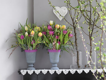 Påskdekoration med klassiska vårblommor: kungsängslilja (Fritillaria meleagris), minipåsklilja Narcissus 'Tête-à-tête' och tulpaner i naturligt, svalt vårarrangemang för lång hållbarhet.