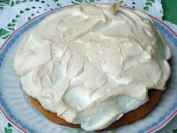 Rabarber under mandelmassetäcke – Swedish rhubarb pie (rabarberpaj) with tart spring rhubarb and golden mandelmassa almond paste topping, oven-baked and served warm with whipped cream or vanilla ice cream