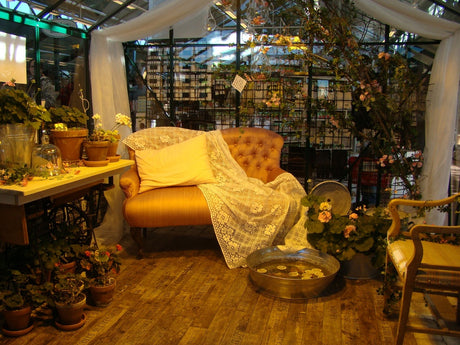 Romantiskt växthus hos Willab Garden – vårmässa i Båstad med uterum i tyll och rosor, stenläggning, Medelhavskänsla, rådgivning och inspiration för ekologisk odling