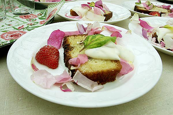 Rosenkaka dekorerad med ätbara rosblad – använd obesprutade trädgårdsrosor från potager/köksträdgård; inspirerar till bakverk med ätbara blommor som ringblomma, krasse och gurkört.