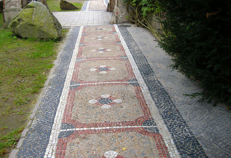 Stensättning med natursten: trädgårdsgång i mosaik av minigatstenar och små gatstenar, inspirerad av Sanssouci i Potsdam – historisk trädgårdskonst och stenmönster.