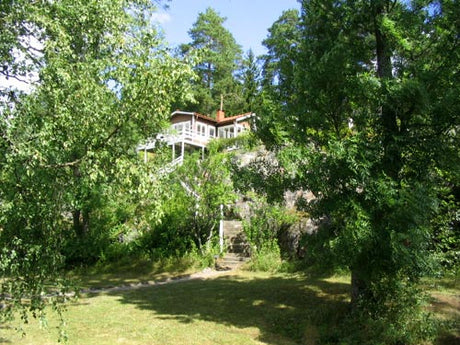 Naturligt hållbar trädgård vid havet; från gräsmatta till blomsteräng i bergskrevor med torktåliga sedum, minimal skötsel och hög biologisk mångfald.