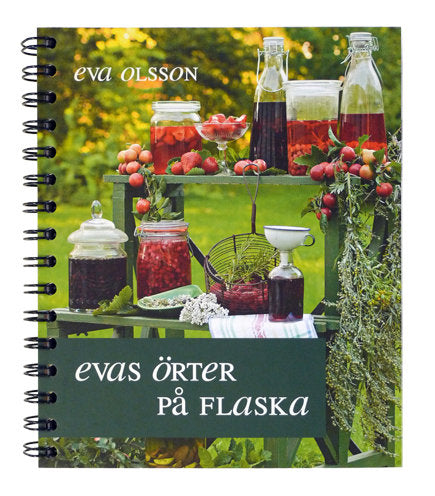 Omslag till Evas örter på flaska av Eva Olsson – spiralbunden receptbok om snaps, likörer och kryddat brännvin enligt svenska traditioner, med visor och årstidstips (Münchmedia 2011)
