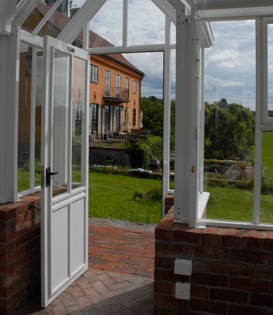 Sagolikt växthus i Sörmland – Hartley Botanic Victorian Villa med tegelmur, danskt marktegel i fiskbensmönster, svarta beslag och vinterförvaring av växter, Vansta Trädgård.