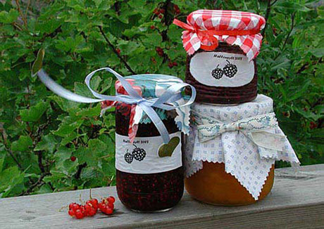 Syltburkar med hemkokt sylt av frukt och bär – sylta enkelt med syltsocker och häll varm sylt i steriliserade burkar för längre hållbarhet; del av guide om konservering, frysning, torkning och inläggning.