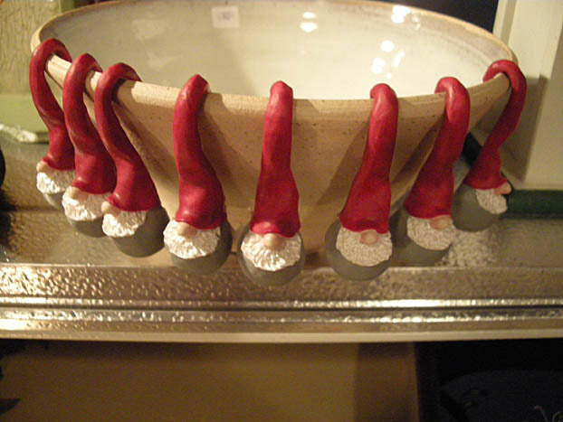 Tomtar på fat – julig bild för julklappstips till trädgårdsälskaren: trädgårdspresenter som presentkort till Garden Center, fröer, minidrivhus och verktyg.