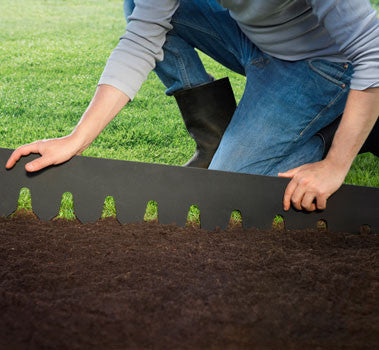 Trädgårdskanten från Hasselfors Garden – prydliga rabattkanter i böjbart svartlackerat stål, 17 cm höga, som skapar gränser mellan rabatt, gräsmatta och gång; upp till 3,84 m per förpackning.