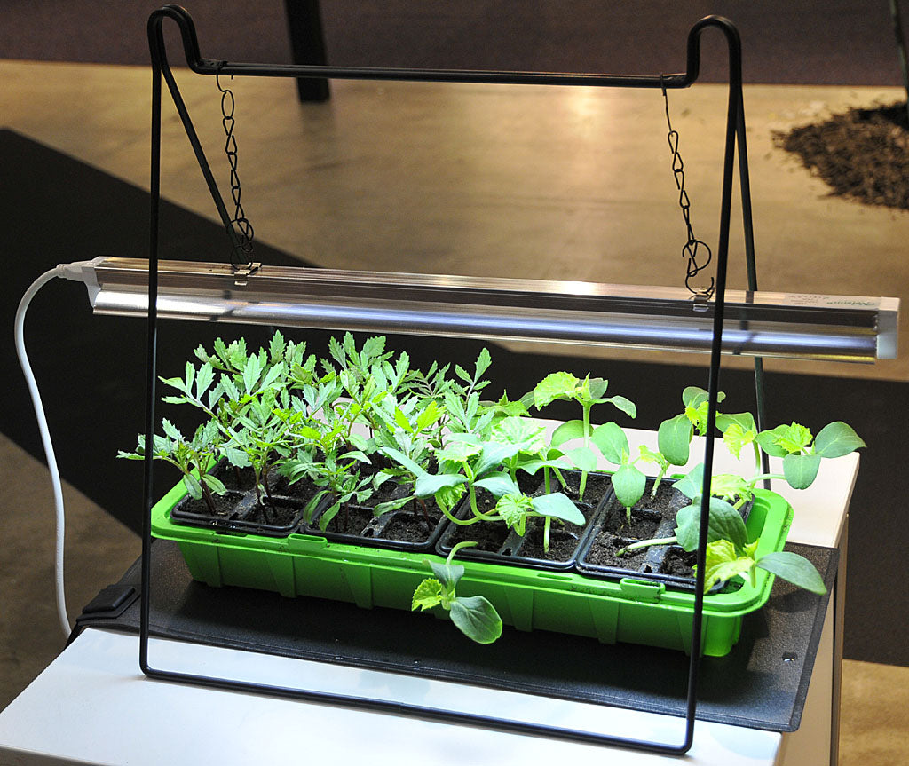 Nelson Garden växtbelysning med undervärmematta och hopfällbar ställning för förkultivering och odling inomhus – kandidat Årets Trädgårdsprodukt 2013, Elmia Garden Award.