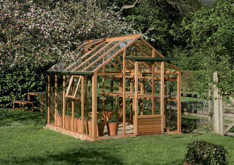 Slitstarkt växthus i kanadensiskt cederträ – Willab Garden Classic med härdat säkerhetsglas, grönlackerad stålsockel och automatiska fönsteröppnare för nordiskt klimat och ekologisk odling.