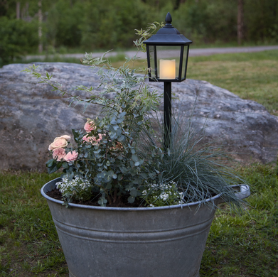 Gravlykta på pinne 'Flame Lantern' - LED H52cm