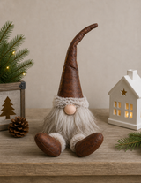 Tomte sittandes brun skinnluva