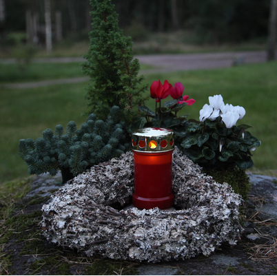 Gravljus 'Serene' LED, Röd H13,5cm